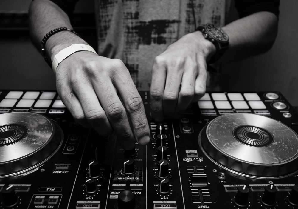 DJ : Comment Vivre de Sa Passion et Faire Danser Les Revenus ?