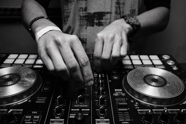 DJ : Comment Vivre de Sa Passion et Faire Danser Les Revenus ?