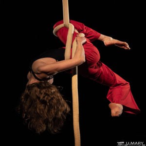 Acrobate aérienne spectacle cabaret itinérant - Cie le Lotus Bleu